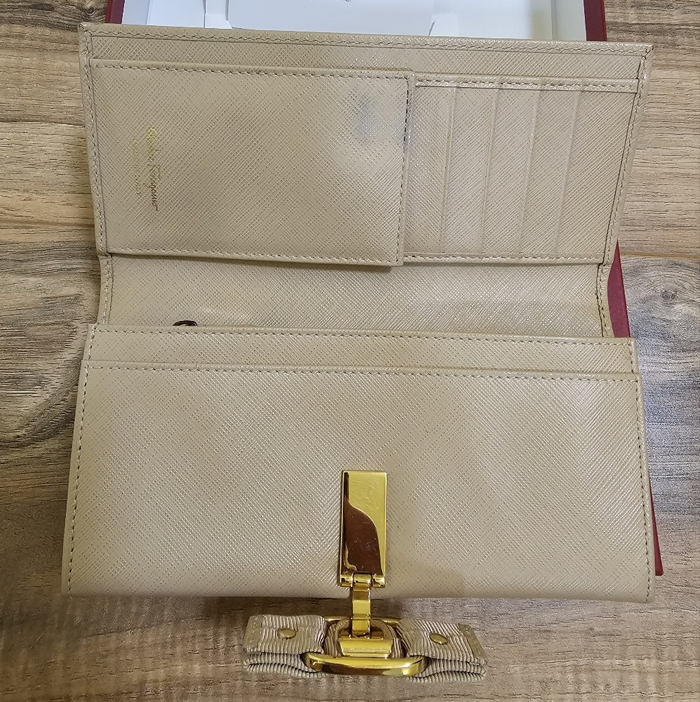 Salvatore Ferragamo Vara Ribbon Long Wallet Leather Beige - Picture 10 of 17